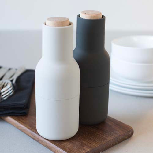 Crossed Condiment Shakers : Stylish Salt and Pepper